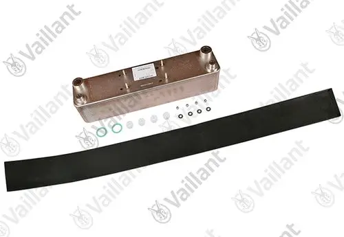 Vaillant Kondensator mit gummiertem Dichtungsband und mehreren Dichtungen, auf einem weißen Hintergrund, in einem sauberen und strukturierten Layout.